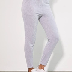 Bir model, Miyalon toptan giyim markasının 35772 - Sweatpants - Grey toptan Eşofman Altı ürününü sergiliyor.