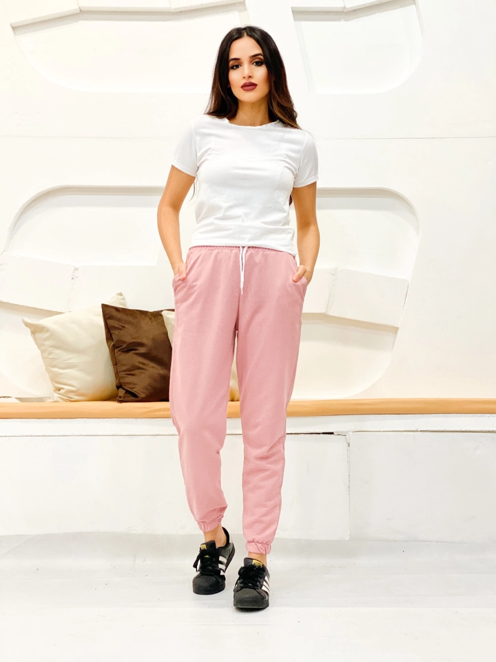 Een kledingmodel uit de groothandel draagt 35773 - Sweatpants - Powder Pink, Turkse groothandel Joggingbroek van Miyalon