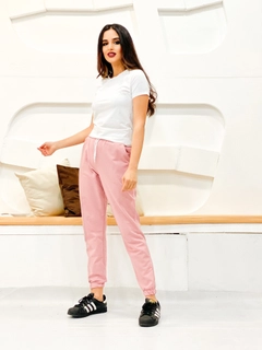 Een kledingmodel uit de groothandel draagt 35773 - Sweatpants - Powder Pink, Turkse groothandel Joggingbroek van Miyalon