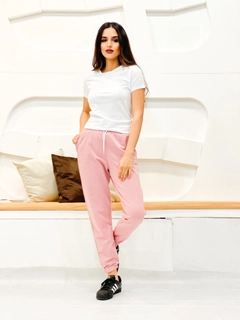 Bir model, Miyalon toptan giyim markasının 35773 - Sweatpants - Powder Pink toptan Eşofman Altı ürününü sergiliyor.