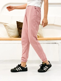 Bir model, Miyalon toptan giyim markasının 35773 - Sweatpants - Powder Pink toptan Eşofman Altı ürününü sergiliyor.