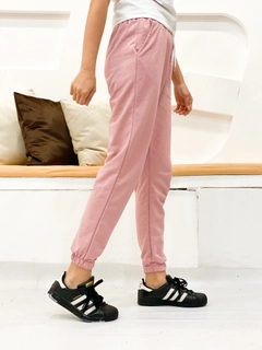 Hurtowa modelka nosi 35773 - Sweatpants - Powder Pink, turecka hurtownia Spodnie dresowe firmy Miyalon