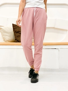 Ein Bekleidungsmodell aus dem Großhandel trägt 35773 - Sweatpants - Powder Pink, türkischer Großhandel Jogginghose von Miyalon