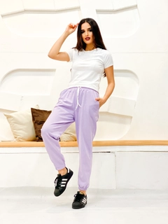 Ένα μοντέλο χονδρικής πώλησης ρούχων φοράει 35774 - Sweatpants - Lilac, τούρκικο Φόρμα χονδρικής πώλησης από Miyalon