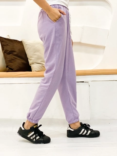 Bir model, Miyalon toptan giyim markasının 35774 - Sweatpants - Lilac toptan Eşofman Altı ürününü sergiliyor.