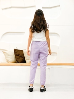 Ein Bekleidungsmodell aus dem Großhandel trägt 35774 - Sweatpants - Lilac, türkischer Großhandel Jogginghose von Miyalon