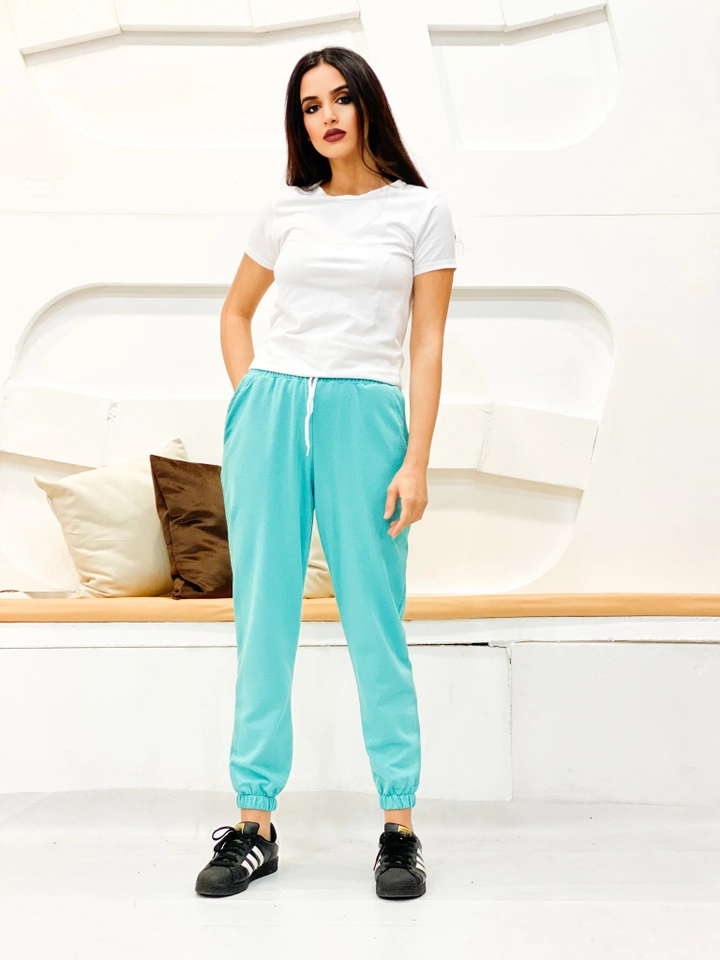 Bir model, Miyalon toptan giyim markasının 35775 - Sweatpants - Green toptan Eşofman Altı ürününü sergiliyor.