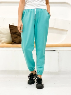 Ein Bekleidungsmodell aus dem Großhandel trägt 35775 - Sweatpants - Green, türkischer Großhandel Jogginghose von Miyalon