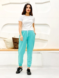 Ένα μοντέλο χονδρικής πώλησης ρούχων φοράει 35775 - Sweatpants - Green, τούρκικο Φόρμα χονδρικής πώλησης από Miyalon