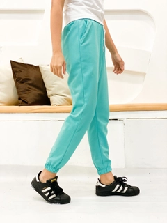 Ένα μοντέλο χονδρικής πώλησης ρούχων φοράει 35775 - Sweatpants - Green, τούρκικο Φόρμα χονδρικής πώλησης από Miyalon
