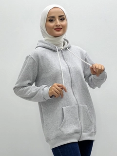 Ein Bekleidungsmodell aus dem Großhandel trägt 35776 - Sweatshirt - Grey, türkischer Großhandel Kapuzenpulli von Miyalon