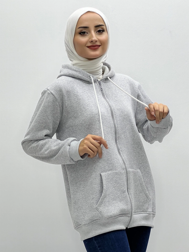Una modella di abbigliamento all'ingrosso indossa 35776 - Sweatshirt - Grey, vendita all'ingrosso turca di Felpa di Miyalon