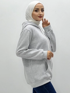 Bir model, Miyalon toptan giyim markasının 35776 - Sweatshirt - Grey toptan Hoodie ürününü sergiliyor.