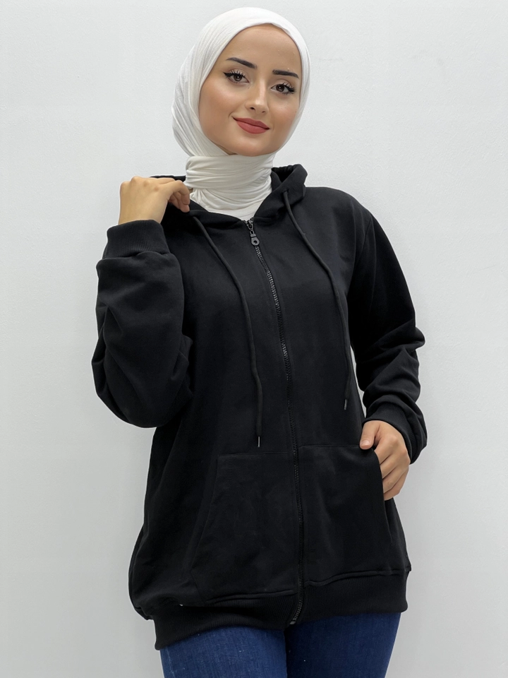 Bir model, Miyalon toptan giyim markasının 35777 - Sweatshirt - Black toptan Hoodie ürününü sergiliyor.