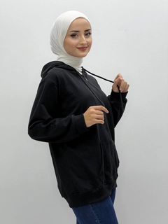 Ένα μοντέλο χονδρικής πώλησης ρούχων φοράει 35777 - Sweatshirt - Black, τούρκικο Φούτερ με κουκούλα χονδρικής πώλησης από Miyalon