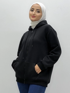 Ein Bekleidungsmodell aus dem Großhandel trägt 35777 - Sweatshirt - Black, türkischer Großhandel Kapuzenpulli von Miyalon