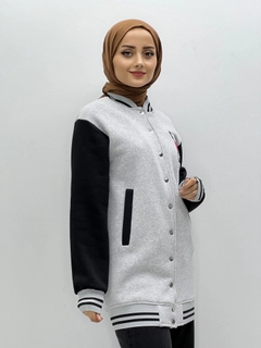 Ein Bekleidungsmodell aus dem Großhandel trägt 35778 - Jacket Tunic - Grey, türkischer Großhandel Tunika von Miyalon