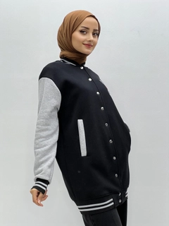 Bir model, Miyalon toptan giyim markasının 35779 - Jacket Tunic - Black toptan Tunik ürününü sergiliyor.