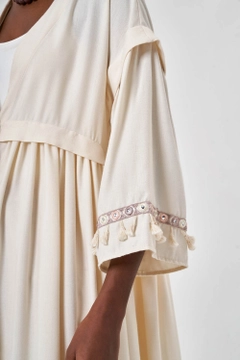 Bir model, Mizalle toptan giyim markasının MZL10058 - Beige Kimono With Linen Texture Accessory toptan Kimono ürününü sergiliyor.