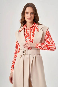 Bir model, Mizalle toptan giyim markasının MZL10069 - Belted Long Beige Vest toptan Yelek ürününü sergiliyor.