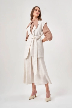 Una modelo de ropa al por mayor lleva MZL10076 - Linen Textured Beige Vest, Chaleco turco al por mayor de Mizalle