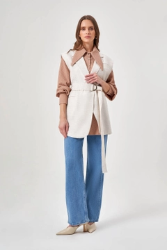Ένα μοντέλο χονδρικής πώλησης ρούχων φοράει MZL10076 - Linen Textured Beige Vest, τούρκικο Αμάνικο μπλουζάκι χονδρικής πώλησης από Mizalle