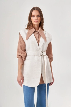 Una modella di abbigliamento all'ingrosso indossa MZL10076 - Linen Textured Beige Vest, vendita all'ingrosso turca di Veste di Mizalle