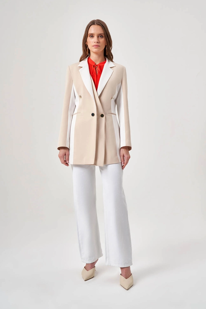 Una modelo de ropa al por mayor lleva MZL10087 - Color Block Beige-white Jacket, Chaqueta turco al por mayor de Mizalle
