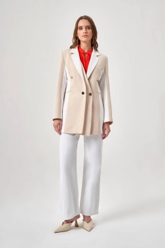 Bir model, Mizalle toptan giyim markasının MZL10087 - Color Block Beige-white Jacket toptan Ceket ürününü sergiliyor.