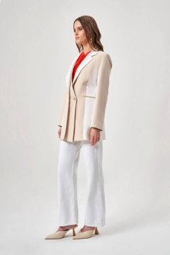 Bir model, Mizalle toptan giyim markasının MZL10087 - Color Block Beige-white Jacket toptan Ceket ürününü sergiliyor.