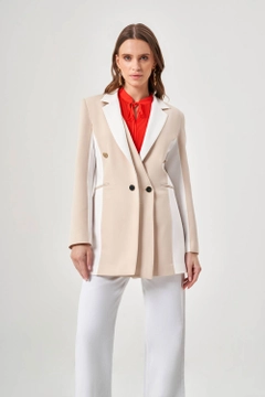 A wholesale clothing model wears MZL10087 - Color Block Beige-white Jacket, Turkish wholesale Jacket of Mizalle