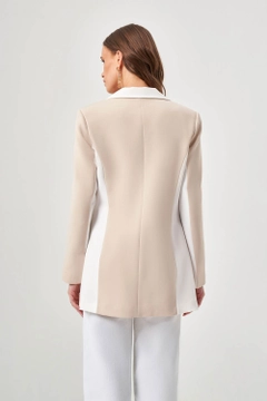 Ein Bekleidungsmodell aus dem Großhandel trägt MZL10087 - Color Block Beige-white Jacket, türkischer Großhandel Jacke von Mizalle