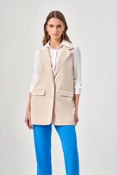 Ένα μοντέλο χονδρικής πώλησης ρούχων φοράει MZL10083 - Jacket Collar Beige Vest, τούρκικο Αμάνικο μπλουζάκι χονδρικής πώλησης από Mizalle