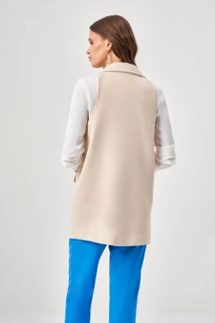 Bir model, Mizalle toptan giyim markasının MZL10083 - Jacket Collar Beige Vest toptan Yelek ürününü sergiliyor.