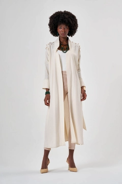 Bir model, Mizalle toptan giyim markasının MZL10091 - Linen Textured Beige Kimono toptan Kimono ürününü sergiliyor.