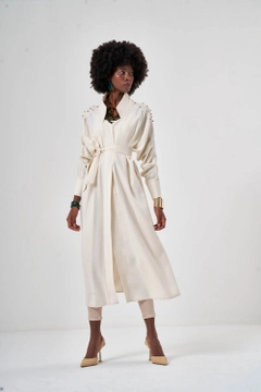 Una modella di abbigliamento all'ingrosso indossa MZL10091 - Linen Textured Beige Kimono, vendita all'ingrosso turca di Kimono di Mizalle