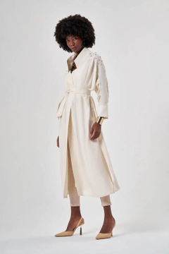 Bir model, Mizalle toptan giyim markasının MZL10091 - Linen Textured Beige Kimono toptan Kimono ürününü sergiliyor.