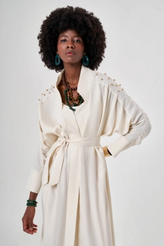 Una modelo de ropa al por mayor lleva MZL10091 - Linen Textured Beige Kimono, Kimono turco al por mayor de Mizalle