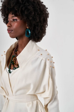 Ein Bekleidungsmodell aus dem Großhandel trägt MZL10091 - Linen Textured Beige Kimono, türkischer Großhandel Kimono von Mizalle