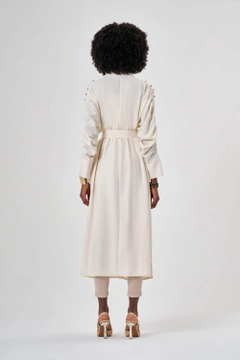 Ένα μοντέλο χονδρικής πώλησης ρούχων φοράει MZL10091 - Linen Textured Beige Kimono, τούρκικο Κιμονό χονδρικής πώλησης από Mizalle