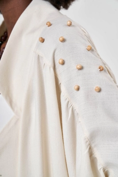 Ein Bekleidungsmodell aus dem Großhandel trägt MZL10091 - Linen Textured Beige Kimono, türkischer Großhandel Kimono von Mizalle
