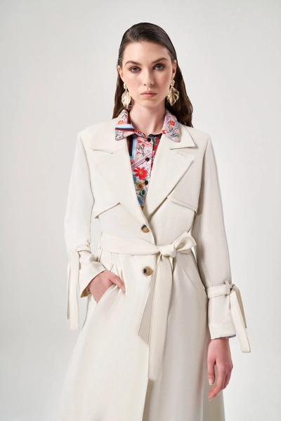A model wears MZL10122 - Linen Textured Trench Coat, wholesale Trenchcoat of Mizalle to display at Lonca