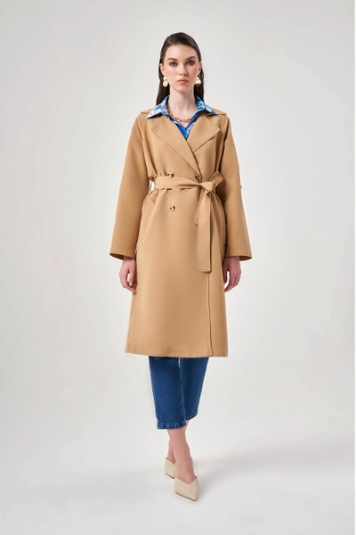A model wears MZL10135 - Classic Trench Coat With Epaulette Sleeves, wholesale Trenchcoat of Mizalle to display at Lonca