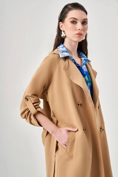 Una modella di abbigliamento all'ingrosso indossa MZL10135 - Classic Trench Coat With Epaulette Sleeves, vendita all'ingrosso turca di Impermeabile di Mizalle