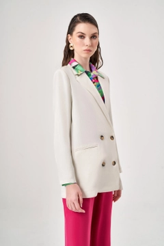 Una modella di abbigliamento all'ingrosso indossa MZL10144 - Linen Textured Double Breasted Jacket, vendita all'ingrosso turca di Giacca di Mizalle