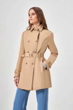 A wholesale clothing model wears MZL10147 - Classic Short Trench Coat, Turkish wholesale Trenchcoat of Mizalle