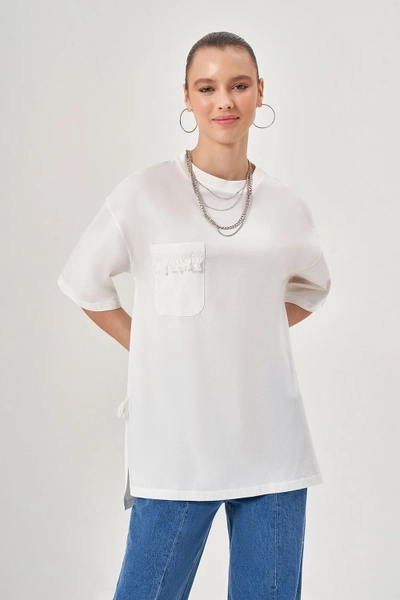 A model wears MZL10149 - Ornamental Pocket T-shirt, wholesale Tshirt of Mizalle to display at Lonca