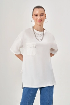 Модел на дрехи на едро носи MZL10149 - Ornamental Pocket T-shirt, турски едро Тениска на Mizalle