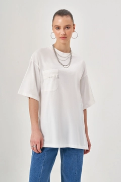 Ein Bekleidungsmodell aus dem Großhandel trägt MZL10149 - Ornamental Pocket T-shirt, türkischer Großhandel T-Shirt von Mizalle