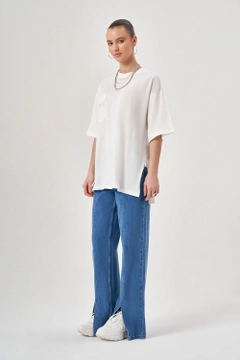 Bir model, Mizalle toptan giyim markasının MZL10149 - Ornamental Pocket T-shirt toptan Tişört ürününü sergiliyor.